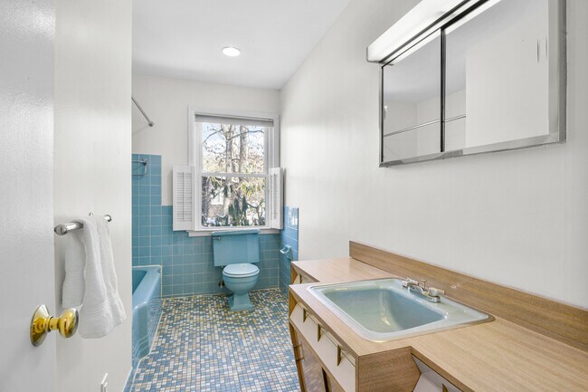 Building Photo - 25 Woodhollow Ln