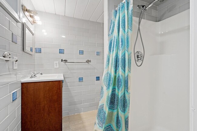 Building Photo - 379 Concord Rd