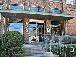 Building Photo - 920 Poeyfarre St