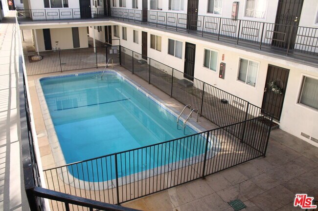 Building Photo - 115 N Oak St