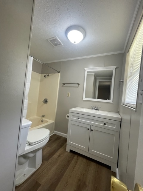 Building Photo - 206 Lake Dr