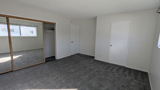 Building Photo - Beautifully Remodeled 2 Bed 1.5 Bath Santa...