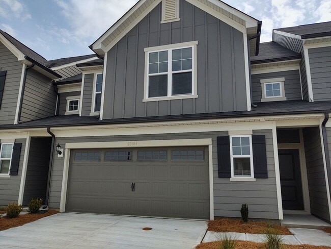 Primary Photo - Enchanting Townhome located in the Pringle...