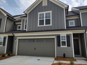 Building Photo - Enchanting Townhome located in the Pringle...