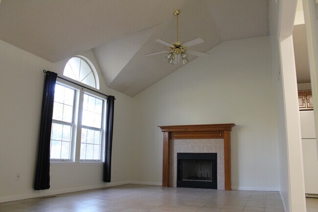 Building Photo - 15404 E 2nd St S