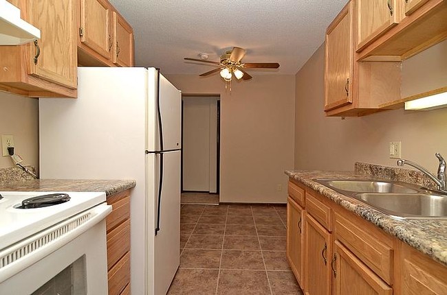 Oak Kitchen - Wexford Commons Apartments