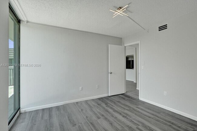 Building Photo - 1101 River Reach Dr