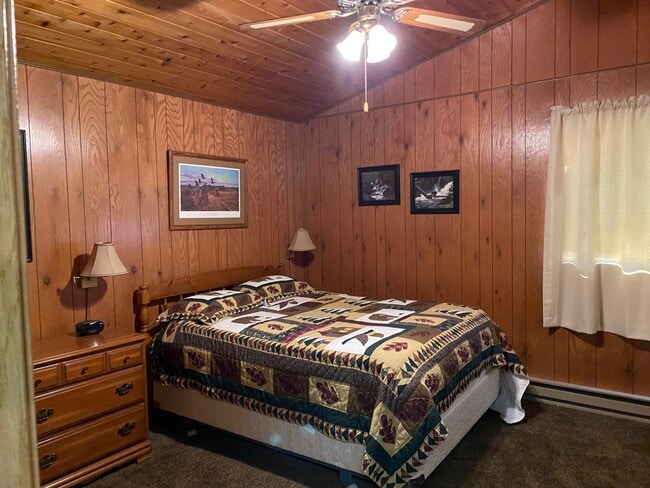 Building Photo - 300 Bay Point Dr