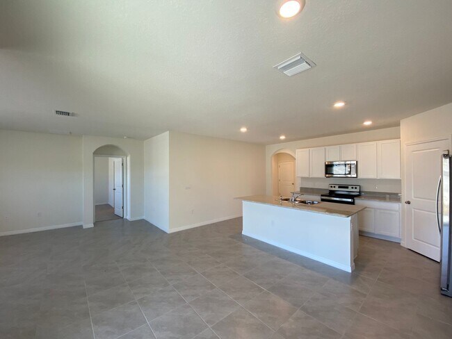 Building Photo - Lake Diamond-North - 4/2/2 *Available Now*...