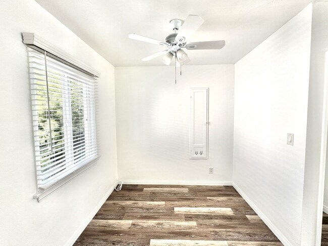 Building Photo - Light, bright, & SPACIOUS - 1 Bed/1 Bath T...