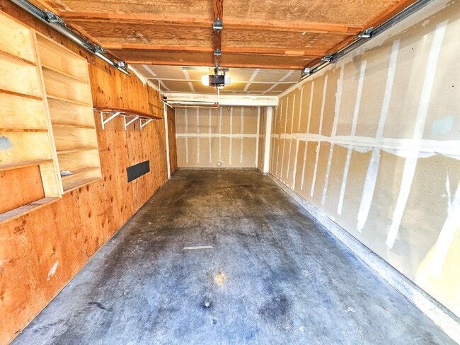 Building Photo - Coming Soon! Cozy top floor 2 Bed, 2 Bath ...