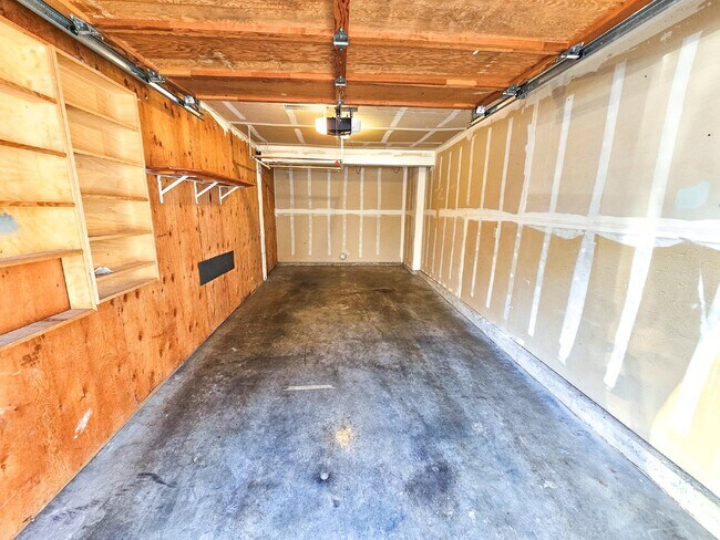 Building Photo - Great Value! Cozy top floor 2 Bed, 2 Bath ...