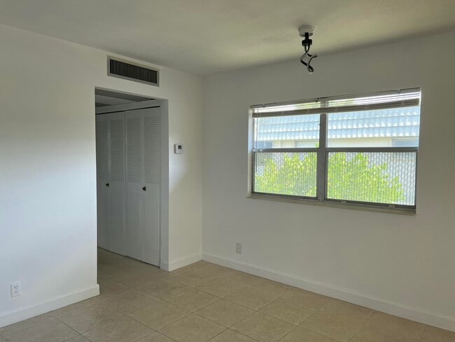 Building Photo - 631 Brittany Ct