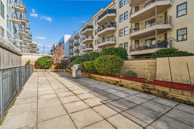 Building Photo - 915 Madison St