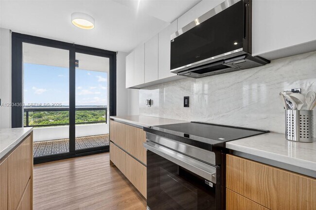 Building Photo - 2555 Collins Ave