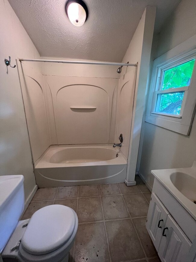 Building Photo - Bright 2 Bedroom Apartment with Laundry on Site!