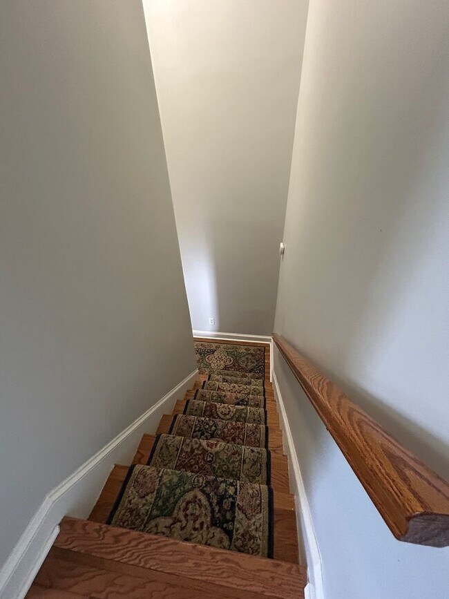 Building Photo - Charming 3 Bedroom/2 Bathroom with off str...