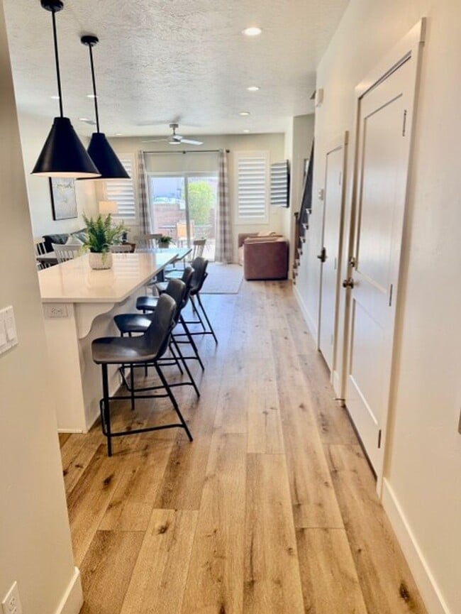 Building Photo - Flexible lease options! Spacious Townhome in Washington
