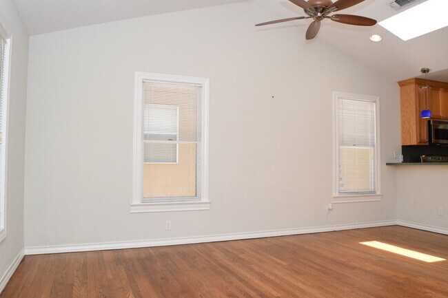 Building Photo - 2 Bedroom off Lake Austin Blvd!