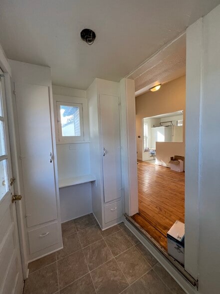 Building Photo - 1213 N Gillett St