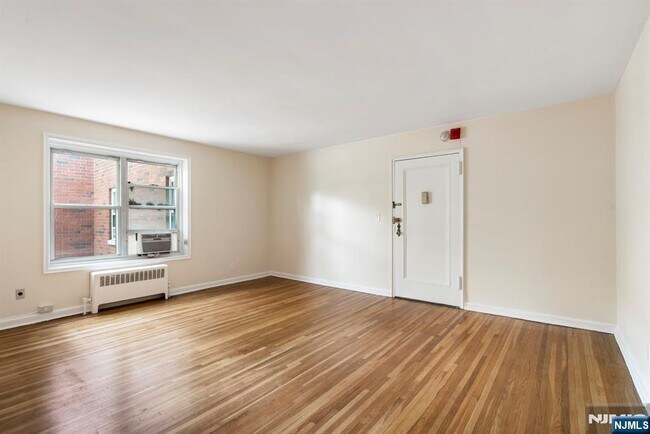 Building Photo - 2350 Linwood Ave