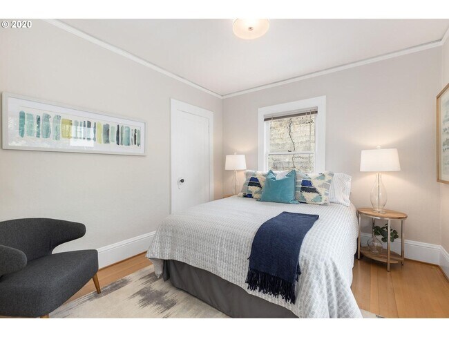 Building Photo - Charming 2-Bedroom Gem with Spacious Living Room and Bright Open Kitchen!