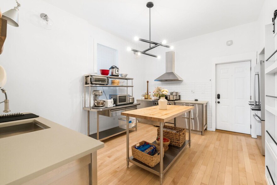 Building Photo - 512 W 37th St