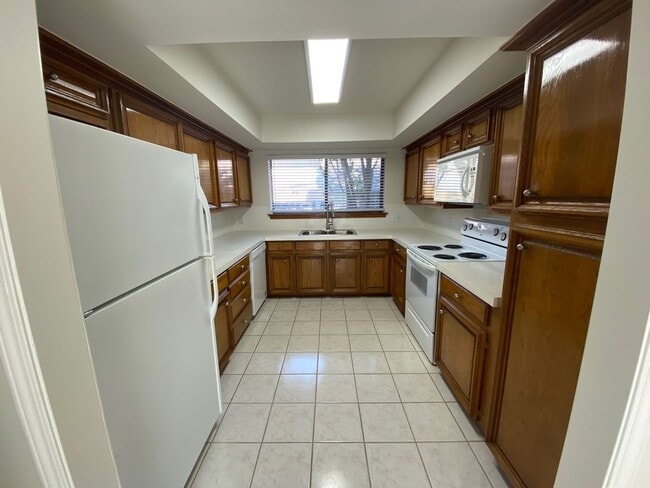 Building Photo - Garden Home