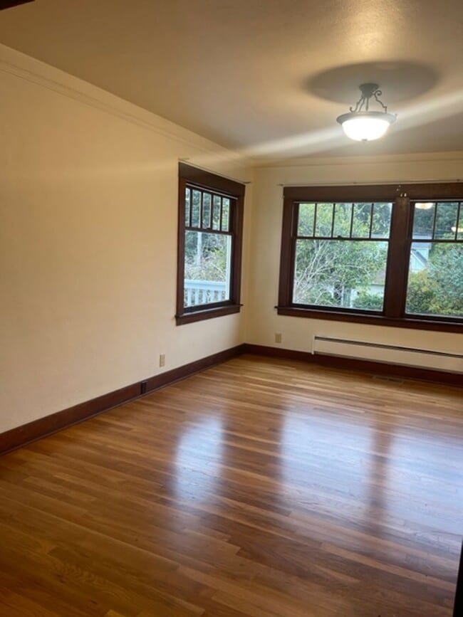 Building Photo - Spacious Craftsman Home