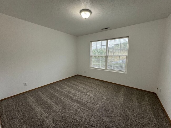 Building Photo - 2 bedroom 2 bathroom Roseburg Duplex