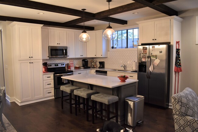 Building Photo - Spacious 4-Bedroom Home in Prime Location