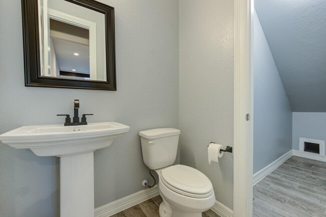 Building Photo - 11010 Cres Light Way