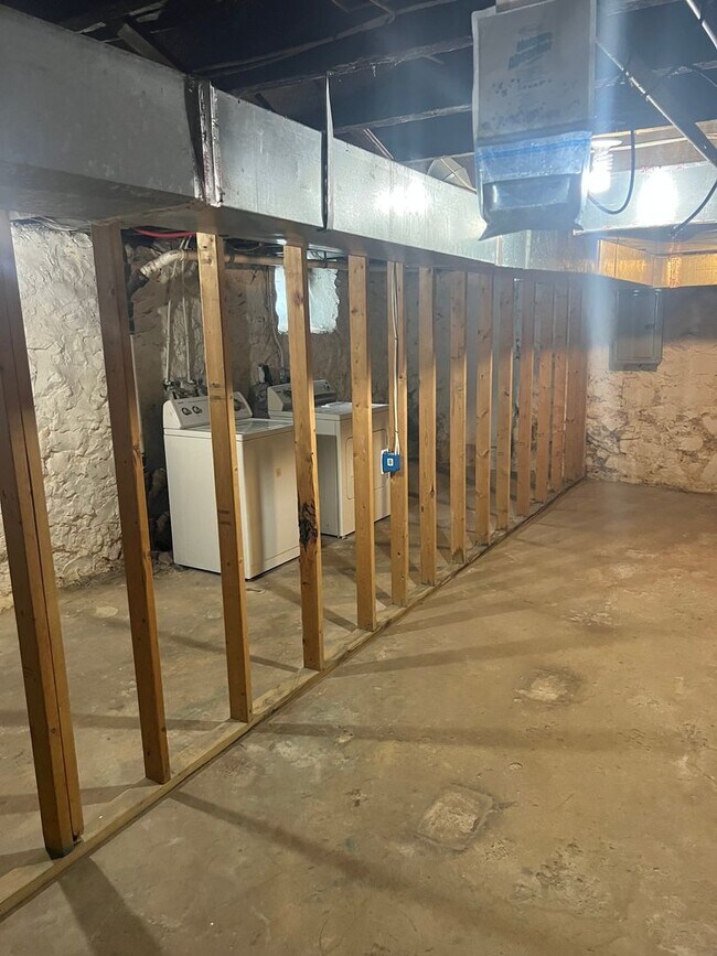 Building Photo - 3 Bedroom Home