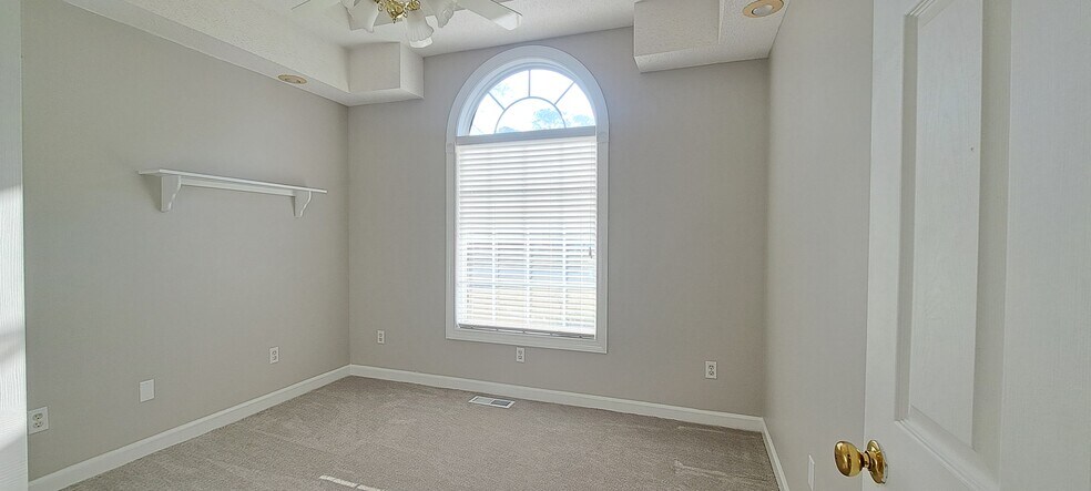 Building Photo - 215 Buck Run Dr