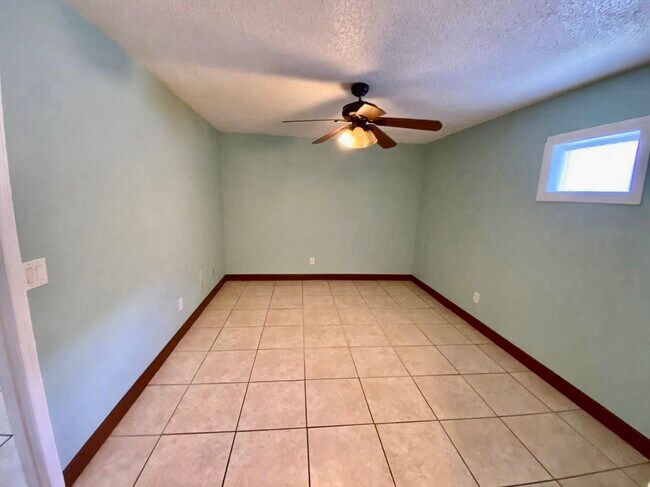 Building Photo - 135 Coralwood Cir