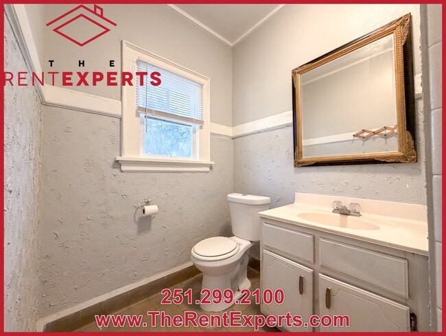 Building Photo - 206 5th St