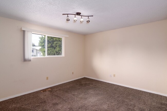 Building Photo - 1309 Pineview St