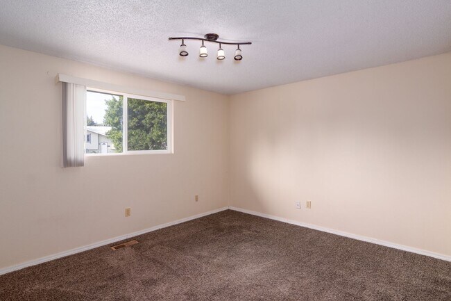 Building Photo - ***Coming soon July 15th***3 bedroom 2 bath next to EWU!!