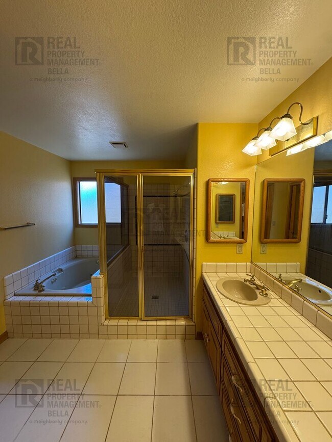 Building Photo - Waterfront Living in Canyon Lake!