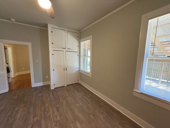 Building Photo - Cozy Cottage Retreat with Hardwood Floors ...