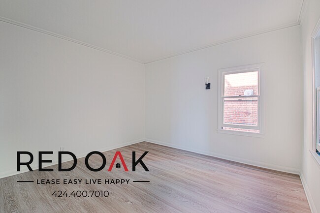 Building Photo - 314 1/4 N Mariposa Ave