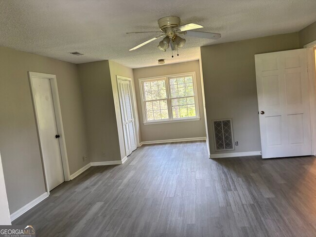 Building Photo - 559 Stringer Rd
