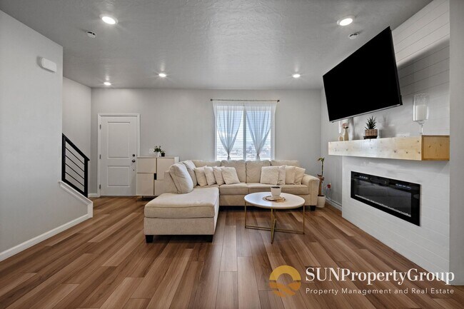 Building Photo - Stunning Duplex In Desirable Saratoga Springs!