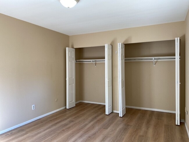 Building Photo - STUDENTS WELCOME! 5 Bedroom 3 Bathroom Bi-...