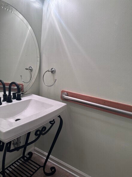 1/2 bath - 817 Wayne Ave NE
