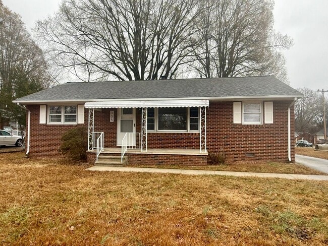 Building Photo - Three bedroom, 1.5 bath house in Burlington