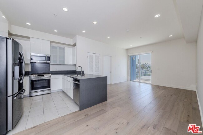 Building Photo - 105 S Mariposa Ave