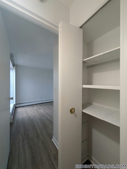 Building Photo - 142 Kenrick St