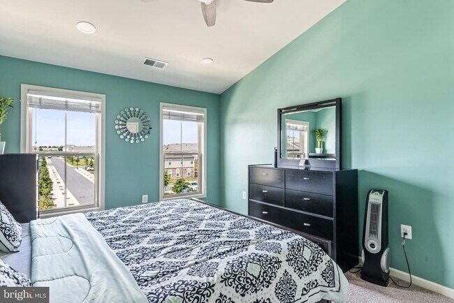 Building Photo - 23638 Sailfish Square