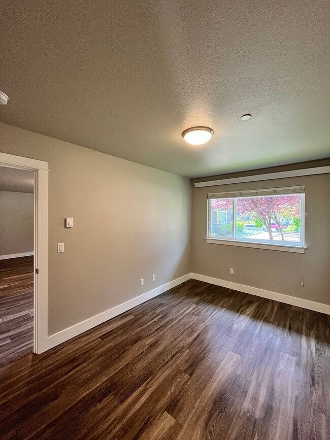 Building Photo - Modern 2-Bedroom! In-Unit Washer & Dryer, Covered Patio & Pet Friendly!